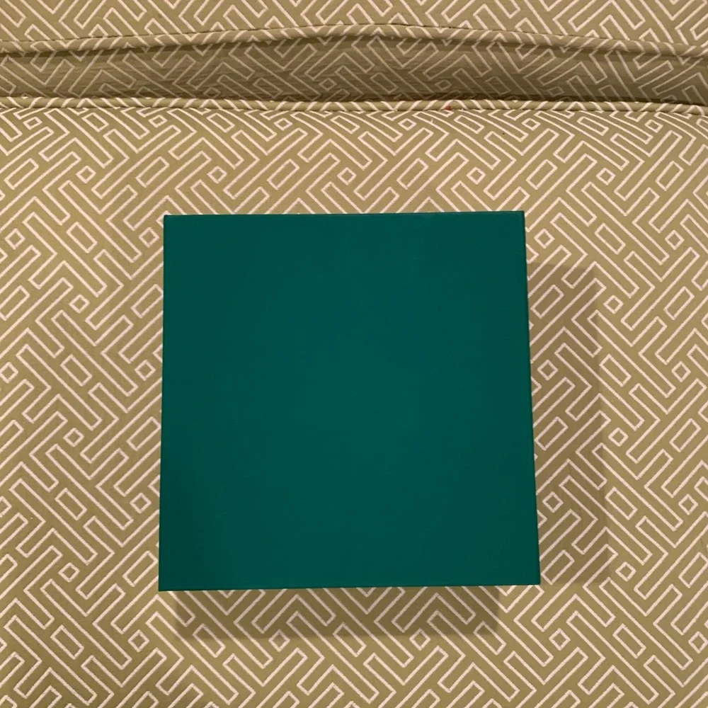 8 x 8 La Mer  Box with Packaging and Insert. - Picture 2 of 5